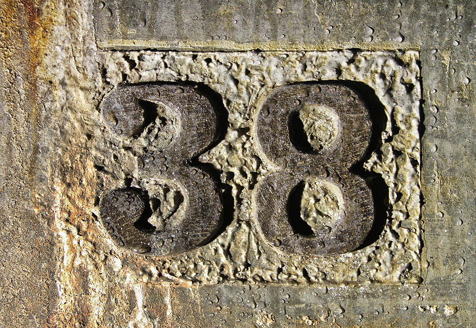 Za pomoci umělého nasvětlení lze dosáhnout zajímavých optických efektů. Vytupují číslice ze zdrsněného rámečku nebo se naopak plasticky propadají do hloubky betonové stěny?