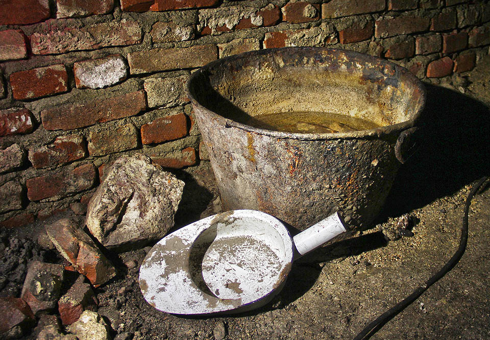 Pobyt v krytu se mohl v případě intenzivního bombardování protáhnout i na několik hodin. Za takových podmínek mohly přijít vhod i jinak neobvyklé pomůcky.