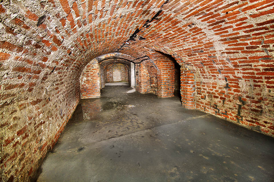 Tentýž sál od severu. Členitost chodeb dává i po vzorně provedené sanaci tušit, že sklepení vznikalo a propojovalo se postupně, snad v období několika staletí.