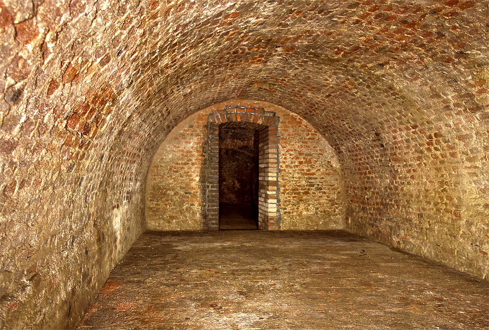 Původní barokní sklepení před domem č. 7 a v roce 2000 proražený průchod do novějších sklepů před kostelem sv. Michala.