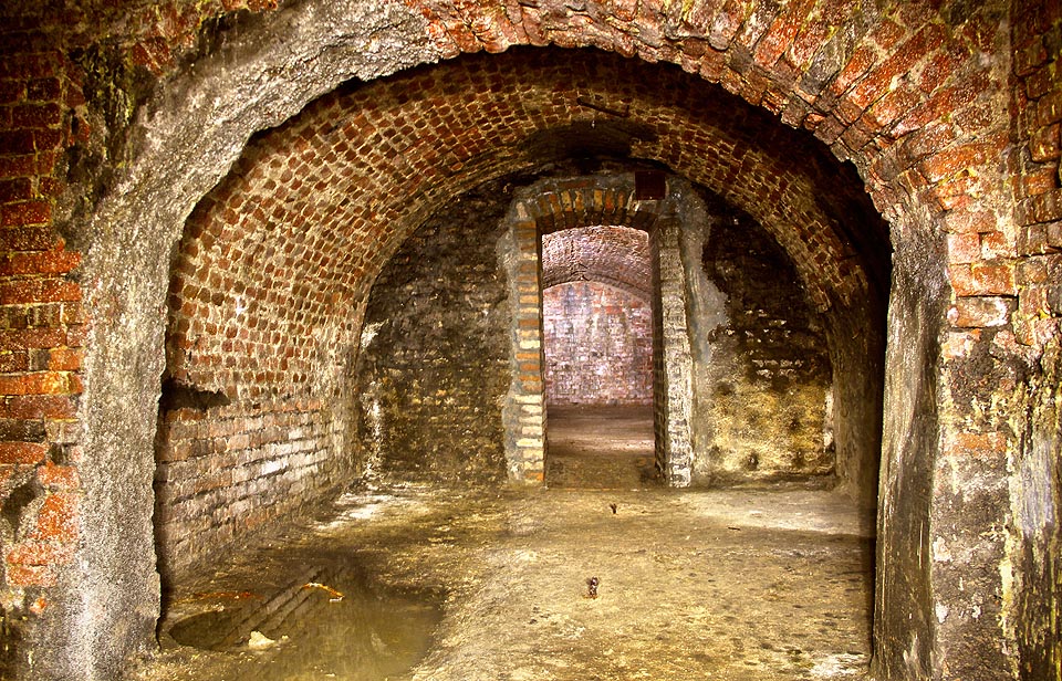 Pohled k východu skrze nově proražený průchod do původních barokních sklepů před domem č. 7.