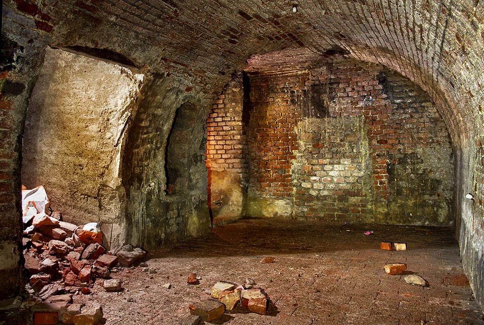 Nejzápadnější sklep býval propojn s obchodem dvojicí schodišť, dnes zazděných.