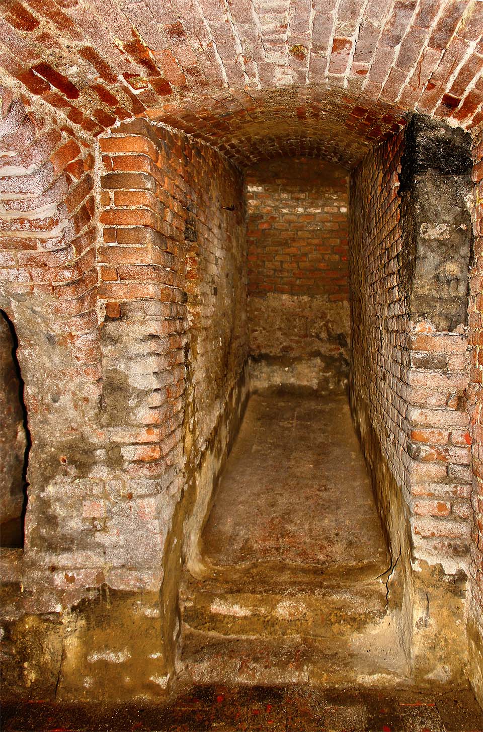 Z nejzápadnějšího sklepa vedou směrem pod kostel sv. Michala dvě zazděné chodby. Tady podzemní prostory končí.