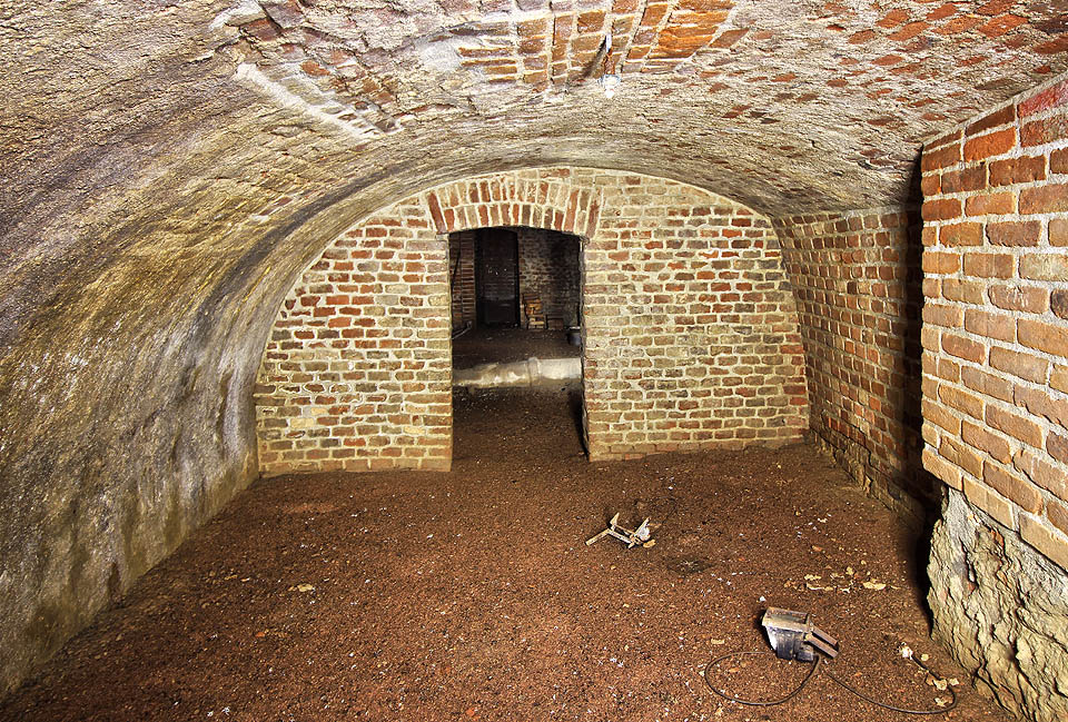 Hlavní obdélníkovou místnost doplňuje menší komora podobného pofilu, jejíž severní stěna je neforemně dozdívaná v podivném úhlu. Tudy se asi do sklepa původně vcházelo.