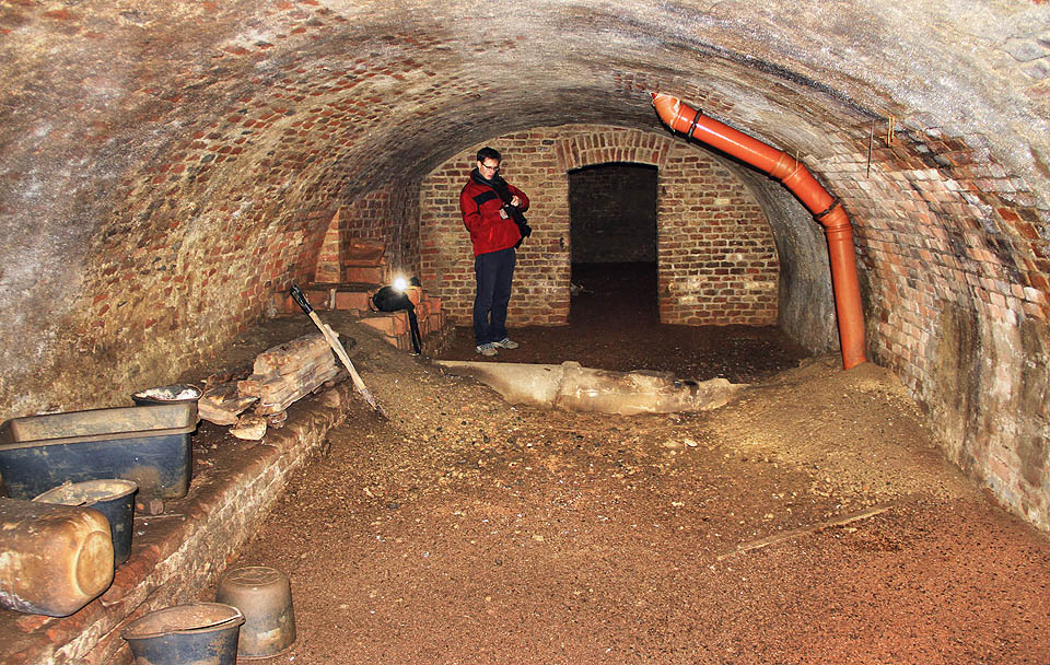 Tvar sklepení, použitý materiál a jeho výška nás vedou k domměnkám, že půjde spíše o mladší stavbu, odhadem z počátku 19. století.