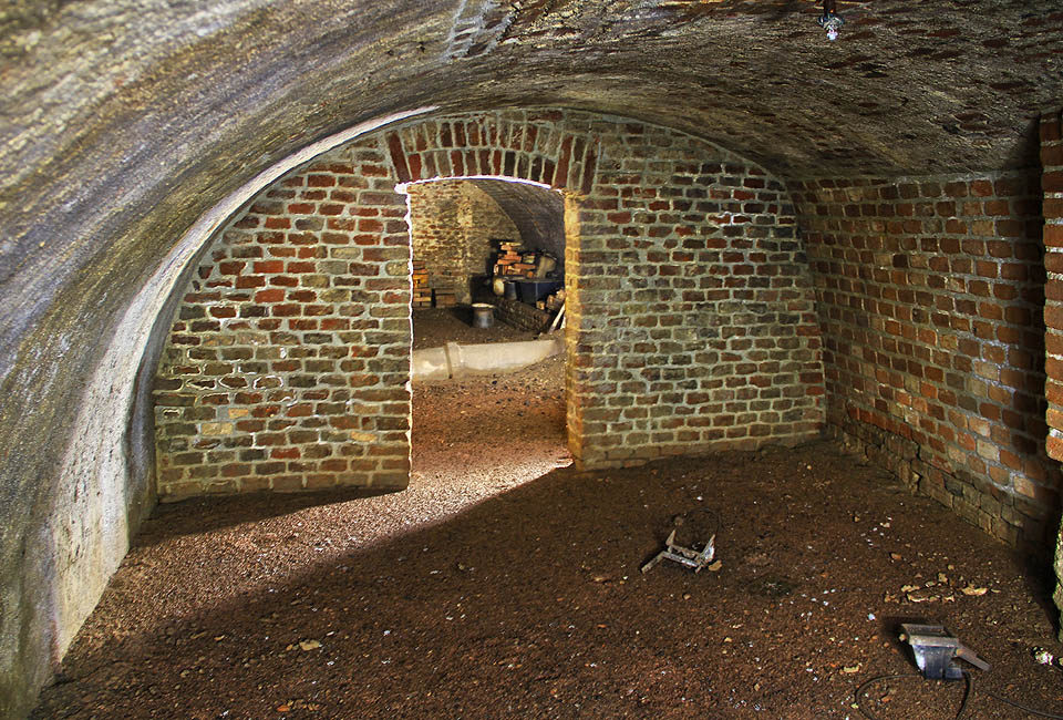 Původně sloužil pravděpodobně tajně pod ulicí vyražený sklepní prostor pro uchovávání potravin všeho druhu.