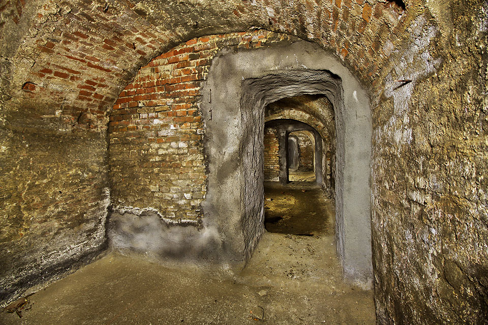 Zděné sklepy jsou uzavřeny valenou cihlovou klenbou, která obstála zkoušku staletí a až na výjimky nepotřebovala podporu železobetonu.
