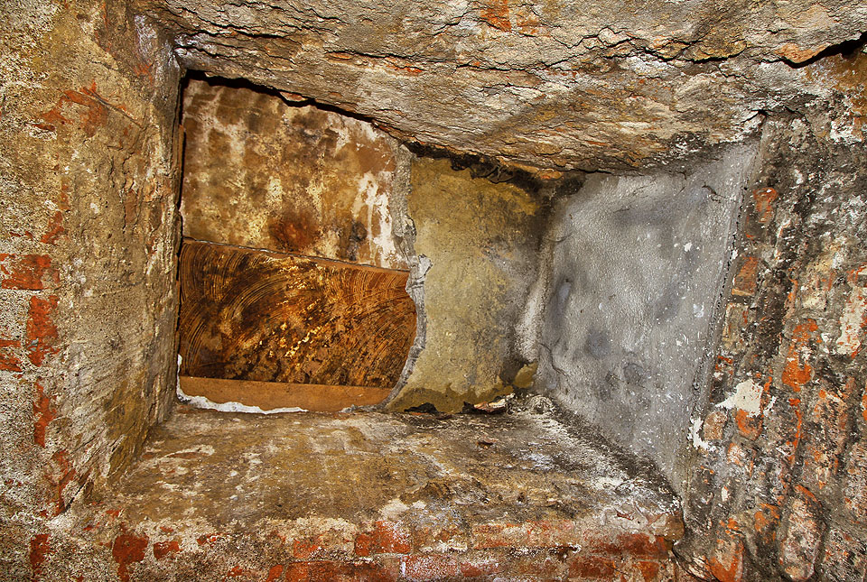 Původní vstup do druhého podzemního patra sklepů vedl svislými šachtami z prvního patra. Po uzavření zůstaly zbytky šachet zespodu přístupné, nikam ale nevedou.