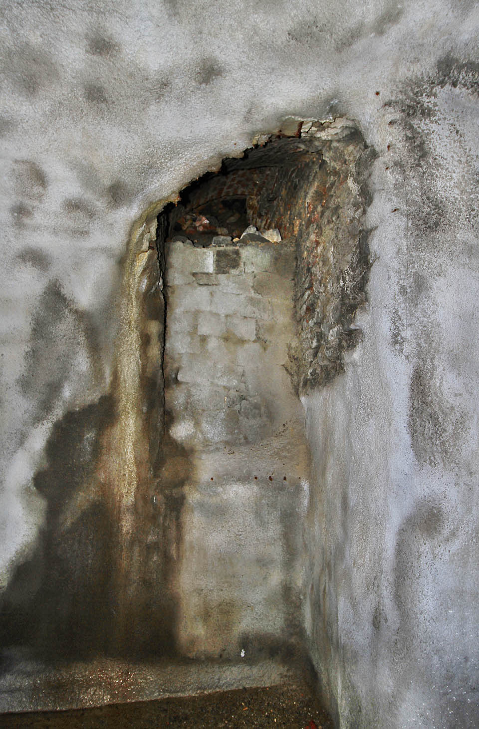 Také směrem ke kapucínské kryptě v sousedství vede podzemní chodba, nicméně zasypaná je hůř než hřbitovní chodba ve Stínadlech.