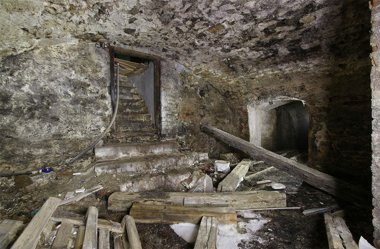 Největším podzemním překvapením je napojení na sklep domu na protější straně náměstí. Nebýt zamknutých dveří, bylo by tudy možné sklepení pohodlně opustit.