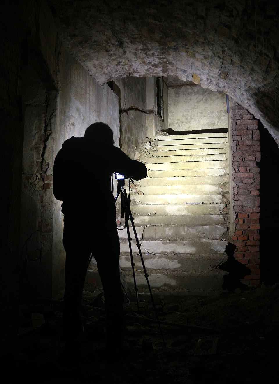 Přístup do sklepení je zajištěn moderním betonovým schodištěm, které snad bylo vybudováno za účelem provozu podzemní pivnice nebo vinárny.