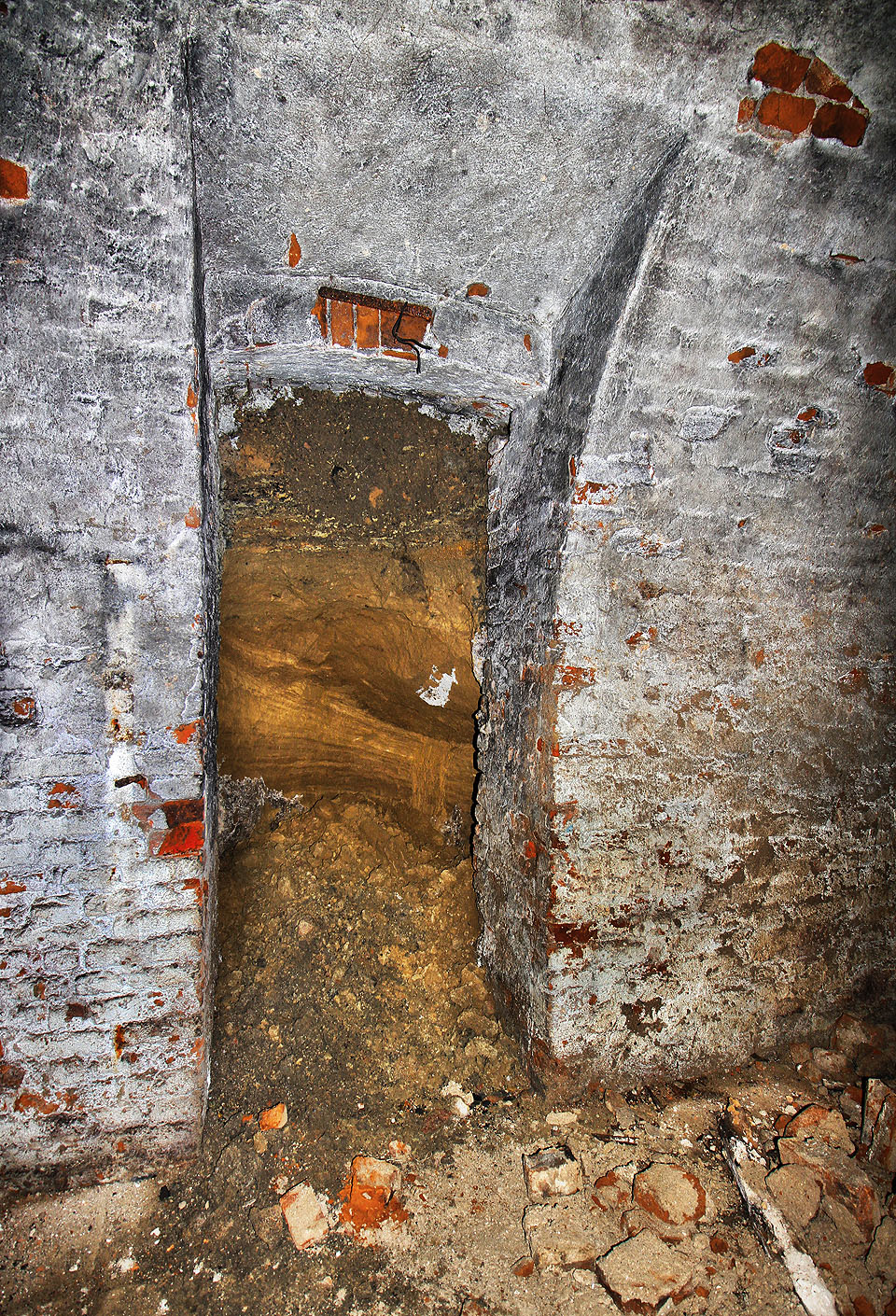 Otevřenými dveřmi by do podzemního baru netáhlo. Tam, kde končí zárubně, lze sledovat geologické vrstvy z mladšího holocénu.