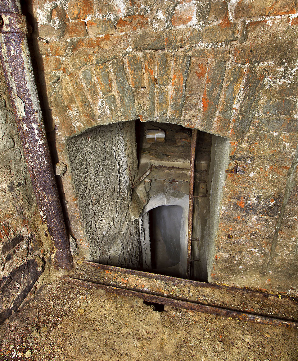 Oko pátračovo ovšem rychle přitáhne vstup, či spíše sestup, do nižších sfér. Schodiště zaniklo při rekonstrukci, ale po žebříku to nebude problém.