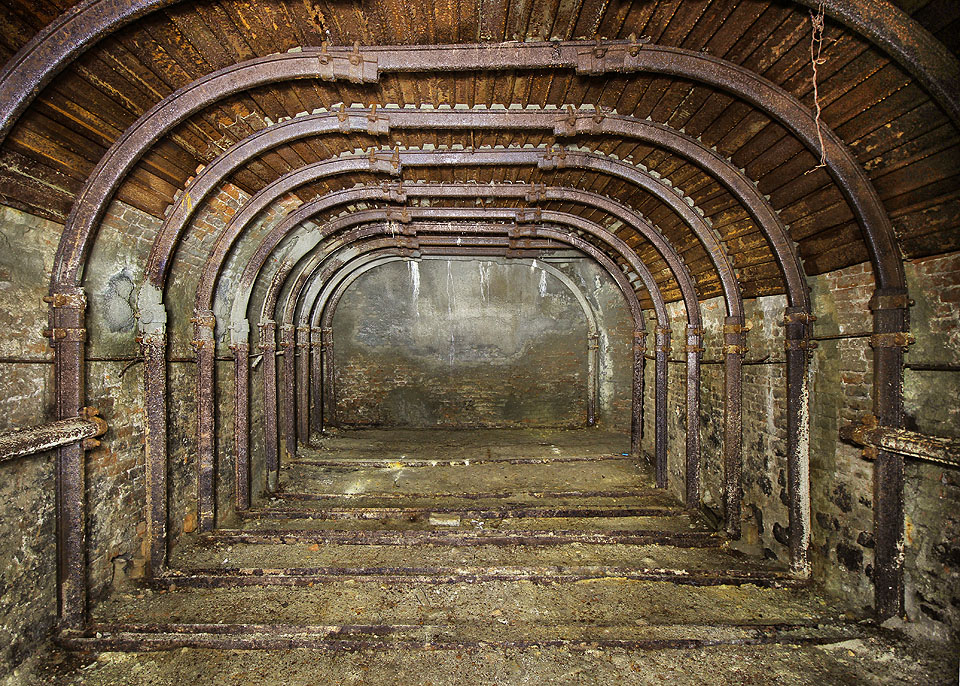 Východní sál se podobá západnímu, jen oceli je tu poskrovněji. Pohled tak padá na historické smíšené zdivo z cihel a kamene.