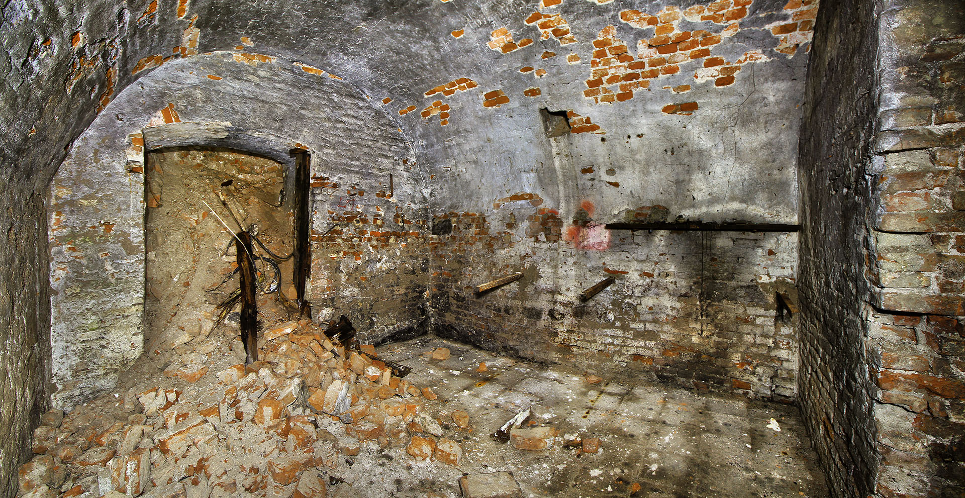 Přestože bylo podzemí po nějakou dobu zasypané a nepřístupné, zachovala se východní místnost v dobrém stavu včetně omítky, dlažby a konzolí na police. Stačí přinést barové stoličky, na police vyskládat lahve, pustit hudbu a trošku zamést na podlaze…