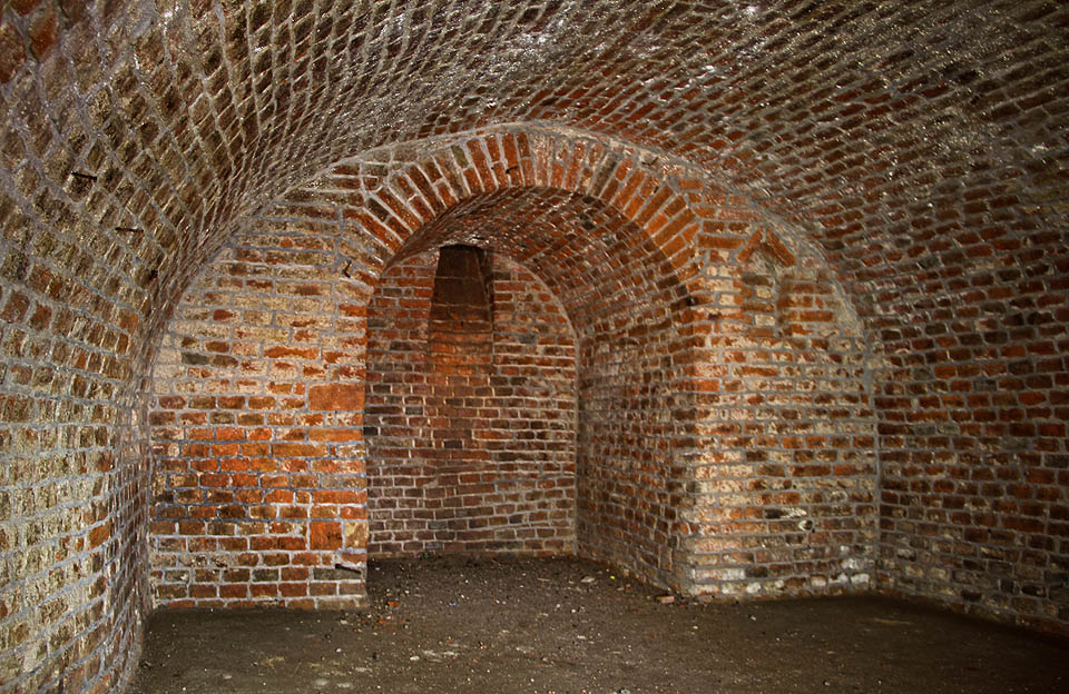 Z největší místnosti vede k povrchu (asi 4 m) větrací šachta.