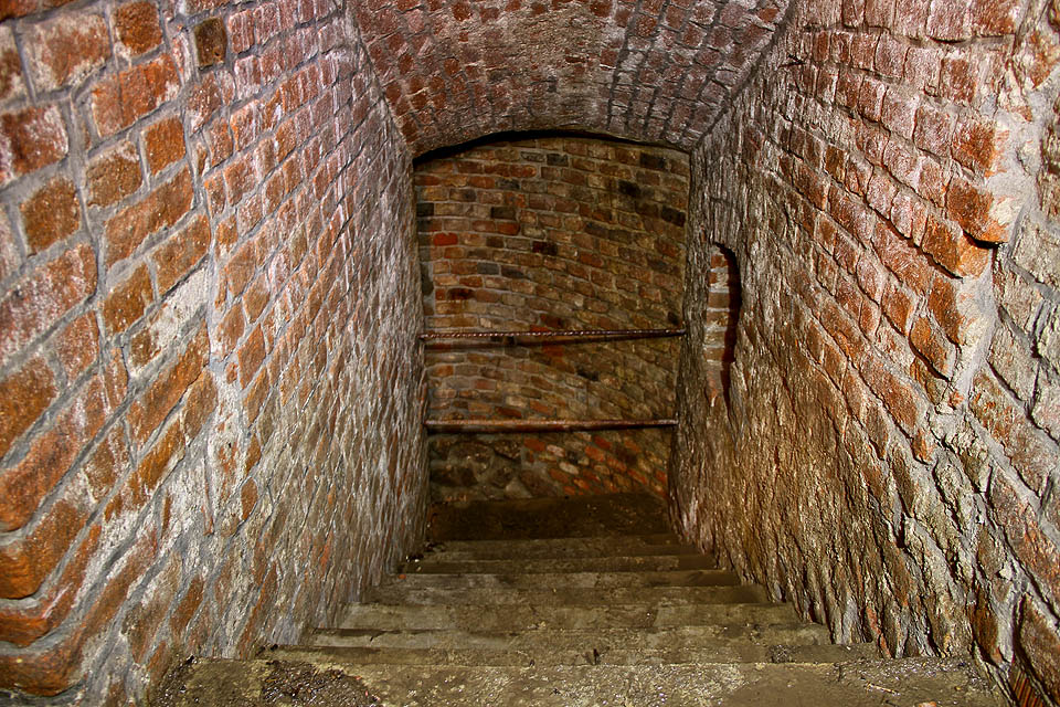 Studna začíná o několik schodů níže pod úrovní podlahy hlavního sklepního prostoru.