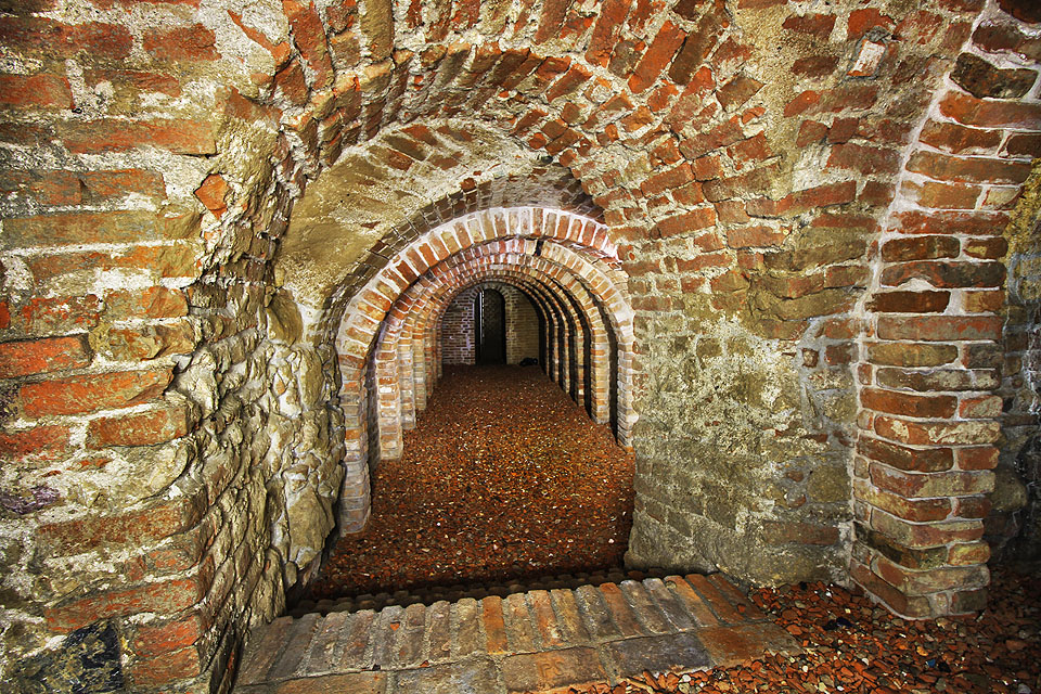 Kolmo umístěná druhá menší místnost se nachází blíž k Šilingrovu náměstí a původně byla pravděpodobně odděleným sklepem sousedního domu.