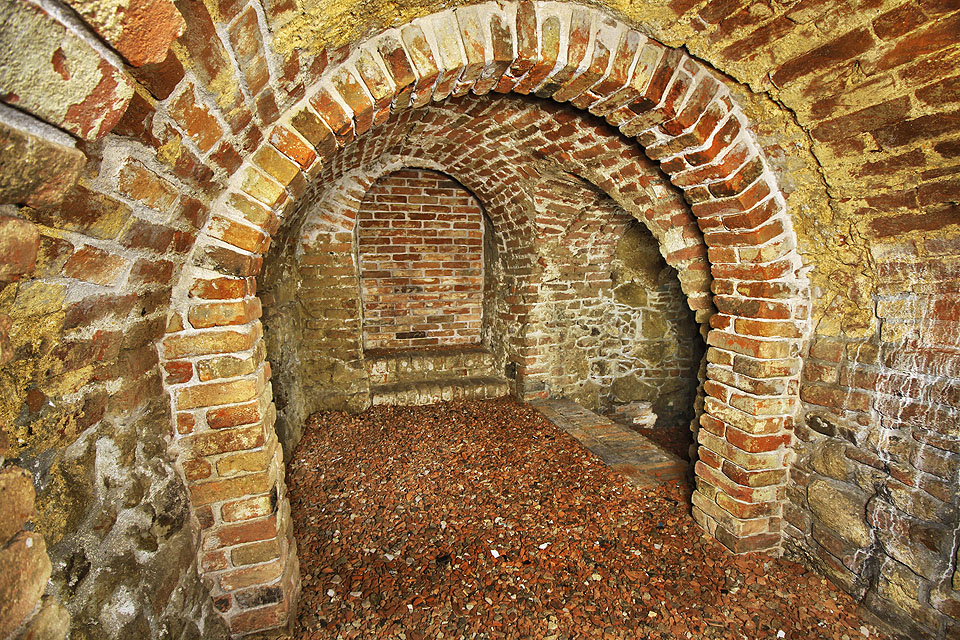 Půdorysně na sebe místnosti zcela nenavazují a spojovací schody tak prochází krátkou chodbou neurčitého tvaru.