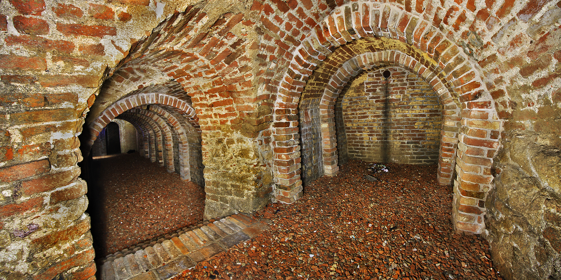 Celkově nejsou sklepy pod Biskupskou ulicí nijak rozsáhlé, ale přesto poměrně prostorné. Po celý rok se tu drží silně vlhký a teplý vzduch.