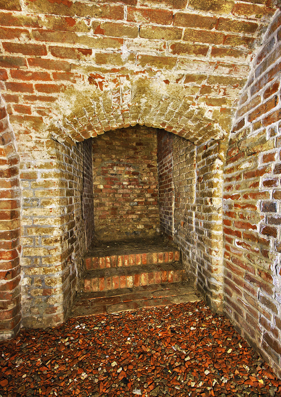 Původní vchod do větší z obou místností je neprodyšně zazděn.