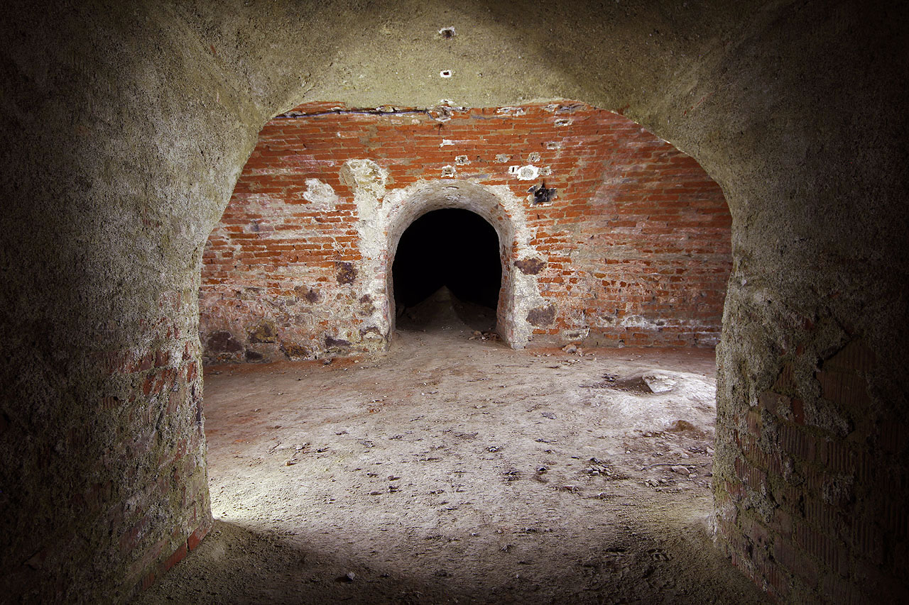 Romantický pohled ze spojovací chodby ze <a href="/Tema/Sklepy za domem Hlinky 64">sklepů za domem č. 64">sklepů za domem č. 64</a> do severního sálu, který jediný neutrpěl betonovým nástřikem. Snad proto, že je již dostatečně hluboko pod povrchem a tedy lépe chráněn proti vlivům povětrnosti.