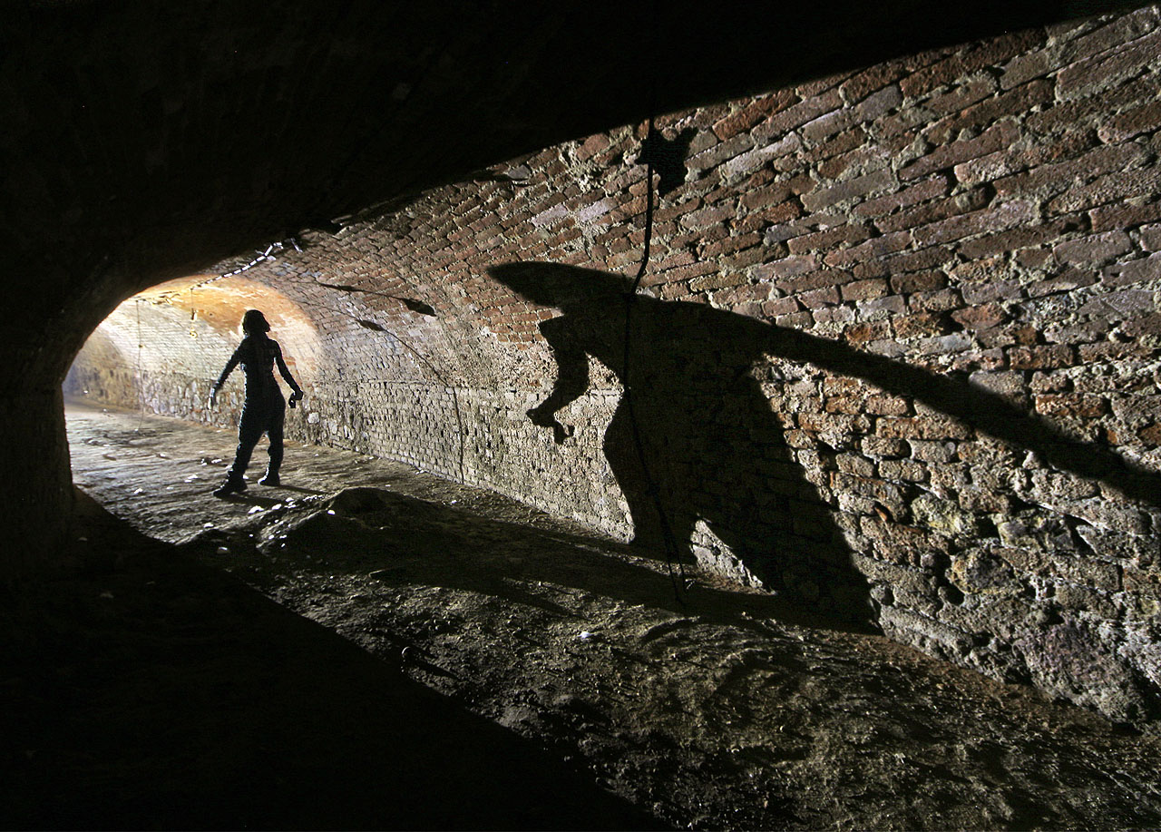 A pak se to stane. Chodba začíná nepochopitelně zatáčet k severu. Co se tady jenom děje?