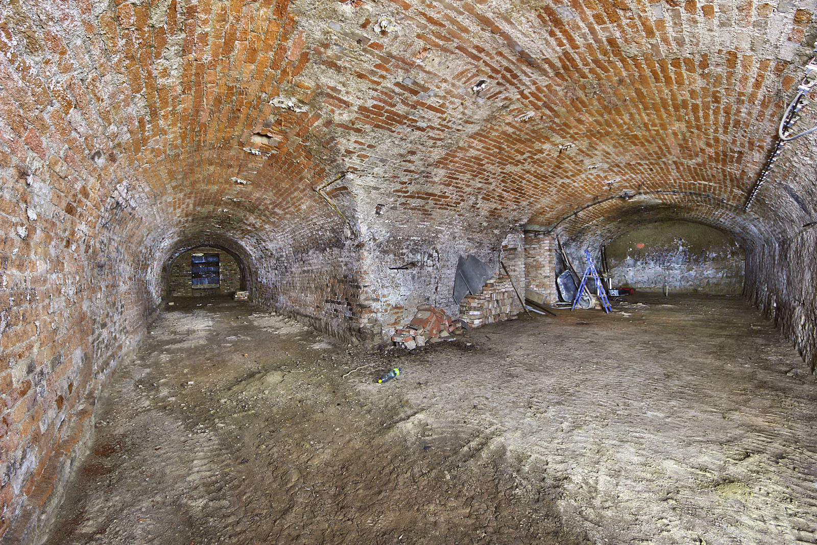 Hlavní sklepy za domem č. 64 tvoří pravoúhlé uspořádání ve tvaru písmene T. Zatímco levá část na snímku zasahuje pod původní dům č. 64 poněkud vystupující do ulice Hlinky, na jehož místě jsou od let garáže (do výklednku s policemi zřejmě původně ústilo schodiště z povrchu), z pravé části dnes ústí na povrch dodatečně vybudovaná chodba se schodištěm na dvůr současného domu.