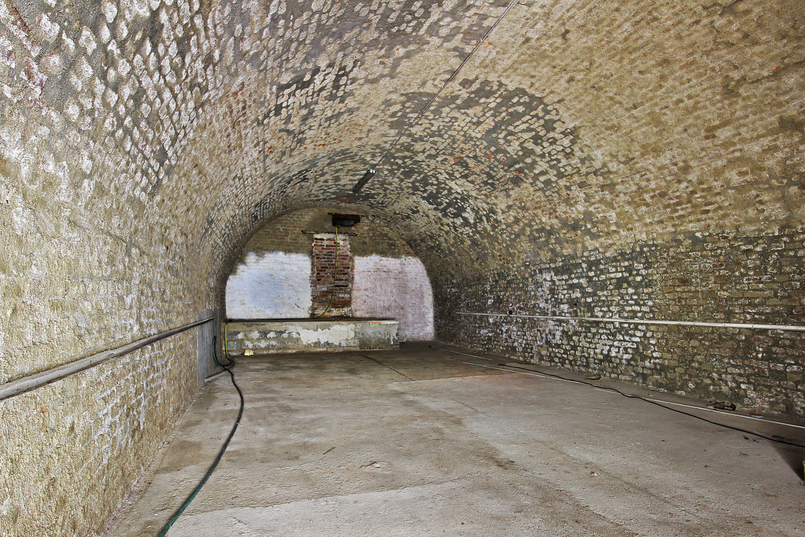 Poslední místnost sklepa směrem do svahu končí stěnou se zazděnými dveřmi. Na druhou stranu ovšem lze proniknout buď jakýmsi okénkem, proraženým u stropu nebo „podzemím pod podzemím“ ukrytým pod pódiem či podestou nejasného významu. Za stěnou se pak nachází rozměrná šachta vedoucí k povrchu zemskému. Poslední místnost sklepa směrem do svahu končí stěnou se zazděnými dveřmi. Na druhou stranu ovšem lze proniknout buď jakýmsi okénkem, proraženým u stropu nebo „podzemím pod podzemím“ ukrytým pod pódiem či podestou nejasného významu. Za stěnou se pak nachází rozměrná šachta vedoucí k povrchu zemskému.