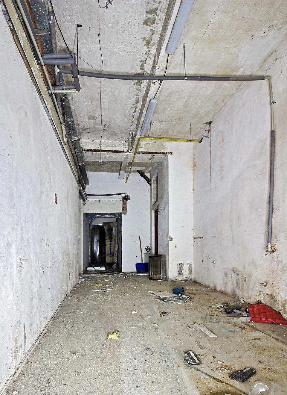 Díky důkladné rekonstrukce sklepů pod domem není jasné, zda byly sklepy někdy (např. v období 2. světové války, kdy byly sklepy navzájem propojovány pro možnost úniku v případě bombardování) propojeny se sklepy sousedních domů. V tomto případě se kloníme k názoru, že spíš ne. Díky důkladné rekonstrukce sklepů pod domem není jasné, zda byly sklepy někdy (např. v období 2. světové války, kdy byly sklepy navzájem propojovány pro možnost úniku v případě bombardování) propojeny se sklepy sousedních domů. V tomto případě se kloníme k názoru, že spíš ne.