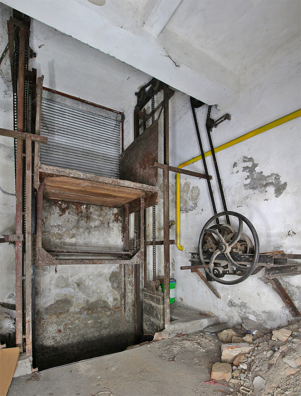 Ruční výtah pochází zřejmě z počátku 20. století. Za (žel již renovovanou) roletou se nachází ulice Hlinky. Ruční výtah pochází zřejmě z počátku 20. století. Za (žel již renovovanou) roletou se nachází ulice Hlinky.