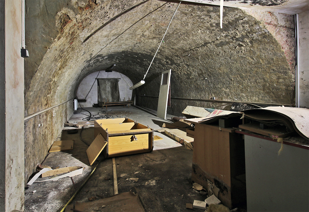 Zde opouštíme prostor pod domem a vstupujeme pod zahradu, jež byla kdysi vinicí. Právě kvůli ní tento sklep vzniknul. Do budoucna se z ní nejspíš stane parkoviště. Zde opouštíme prostor pod domem a vstupujeme pod zahradu, jež byla kdysi vinicí. Právě kvůli ní tento sklep vzniknul. Do budoucna se z ní nejspíš stane parkoviště.