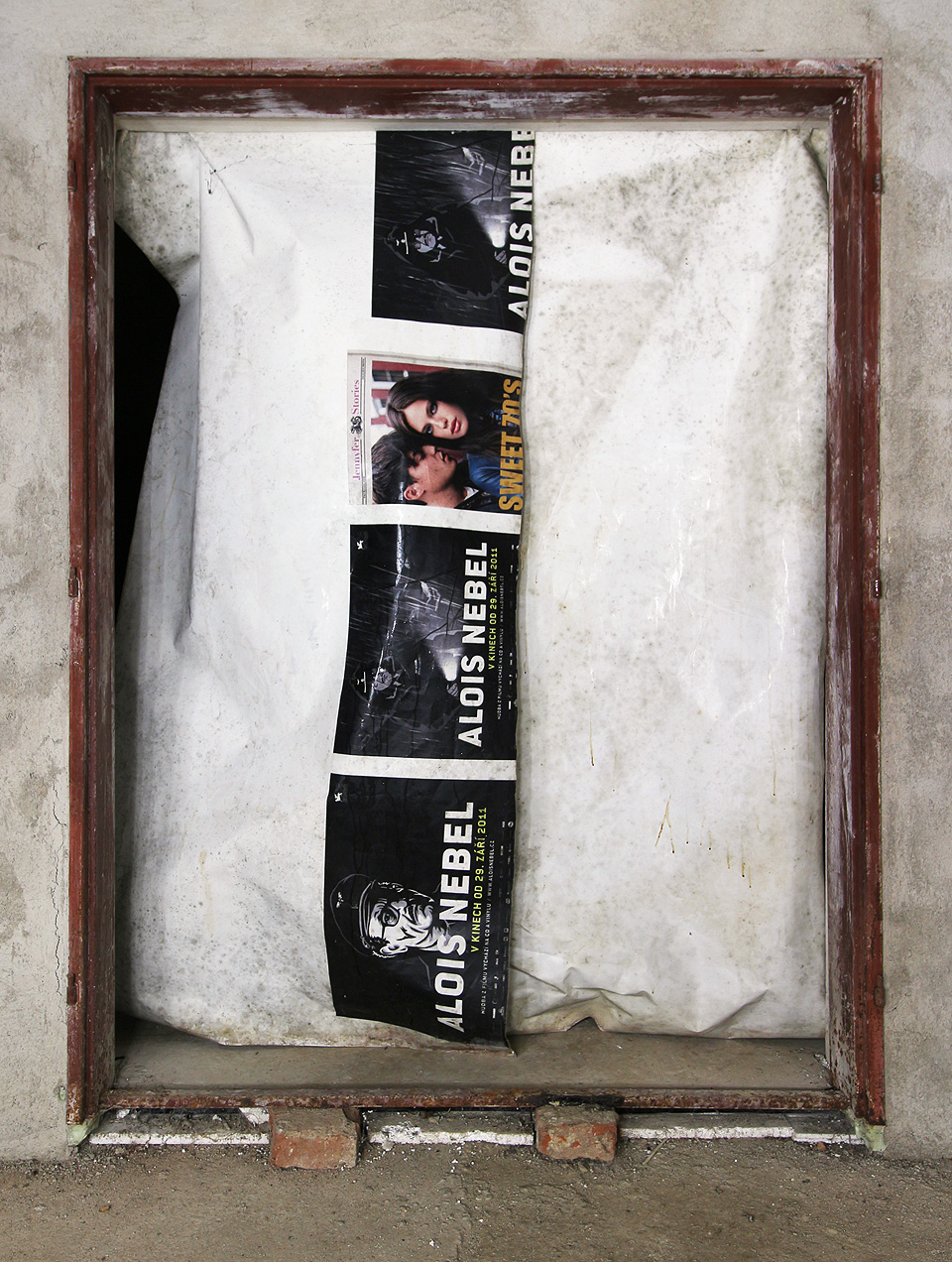 Tepelné a vlhkostní podmínky ve sklepě reguluje mimo jiné tato záclona z plakátů zvoucích na film Alois Nebel v roce 2011. Tepelné a vlhkostní podmínky ve sklepě reguluje mimo jiné tato záclona z plakátů zvoucích na film Alois Nebel v roce 2011.