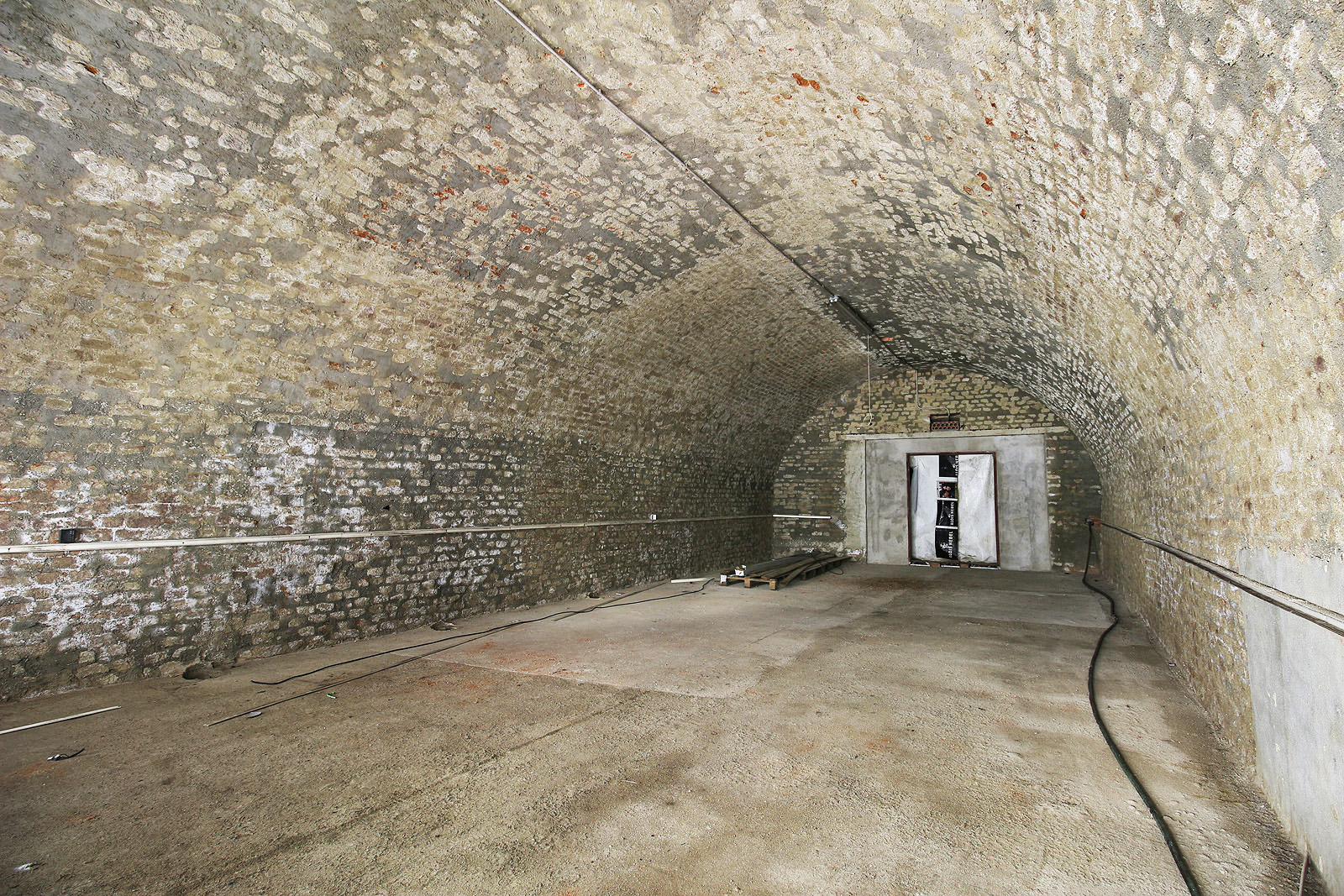 Pohled zpět k ulici. Ani zde nenacházíme ve zdivu stěn žádnou památku po zazděném průchodu. Vypadá to skoro, že sklep nebyl propojen se zbytkem labyrintu za ulicí Hlinky. Pohled zpět k ulici. Ani zde nenacházíme ve zdivu stěn žádnou památku po zazděném průchodu. Vypadá to skoro, že sklep nebyl propojen se zbytkem labyrintu za ulicí Hlinky.