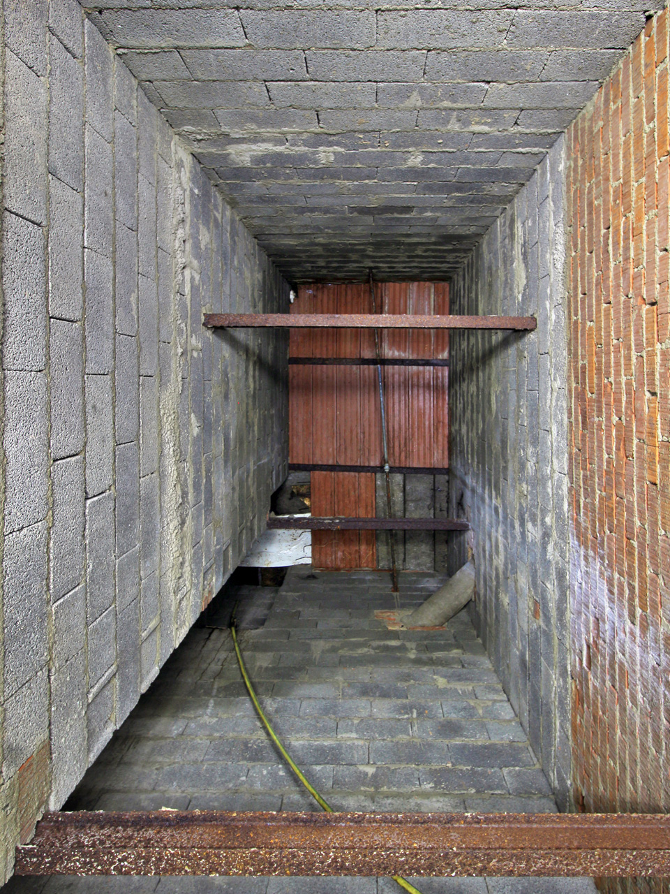 A to je konec, přátelé. Šachtu, vyzděnou z moderních betonových bloků, zařazujeme na základě odhadu někam do okolí roku 2000. K čemu přesně měla sloužit, nevíme. Ale to už je teď nakonec stejně jedno… A to je konec, přátelé. Šachtu, vyzděnou z moderních betonových bloků, zařazujeme na základě odhadu někam do okolí roku 2000. K čemu přesně měla sloužit, nevíme. Ale to už je teď nakonec stejně jedno…