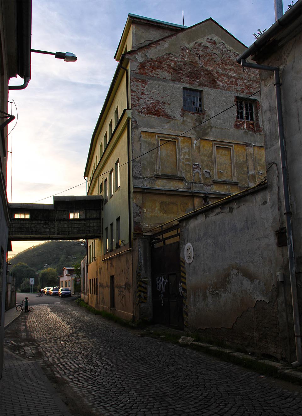 Bývalá škrobárna v Dolních Kounicích se rozkládá na pravém břehu řeky Jihlavy po obou stranách uličky U Škrobárny, kterou docela pohlcuje.