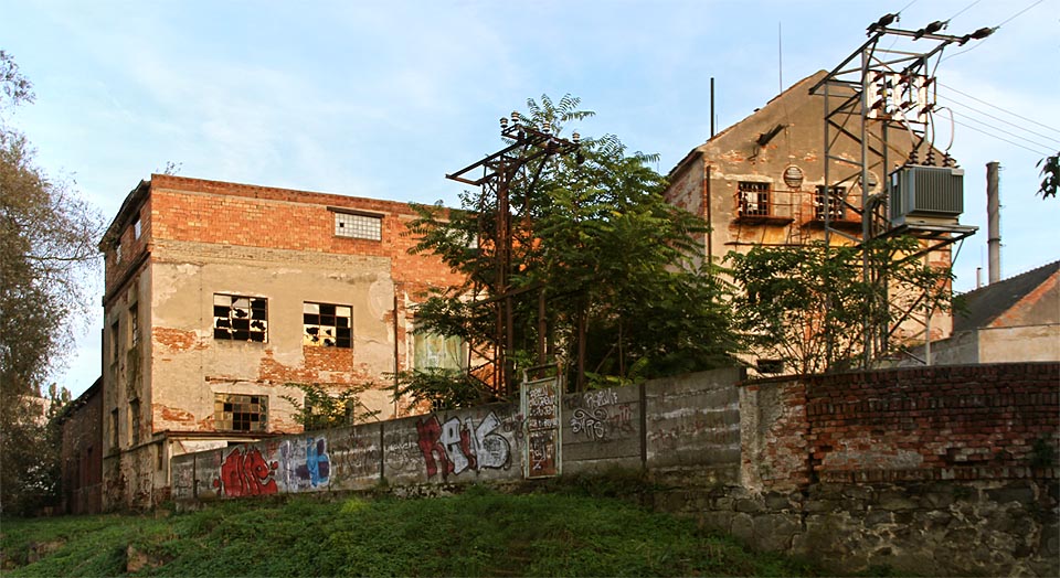 Pohled na škrobárnu od řeky Jihlavy. Továrna dosahuje až k místu, které bývá pravidelně zaplavováno. Větší záplavy však přesáhly i přes tuto hranici a škrobárnu několikrát poničily.