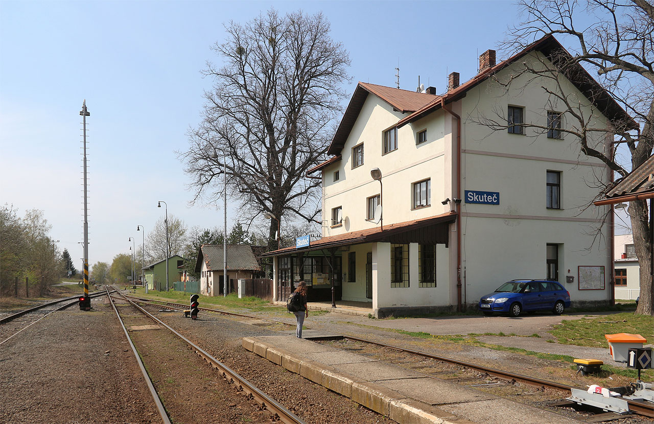Výpravní budova stanice Skuteč na Velikonoční pondělí roku 2020.