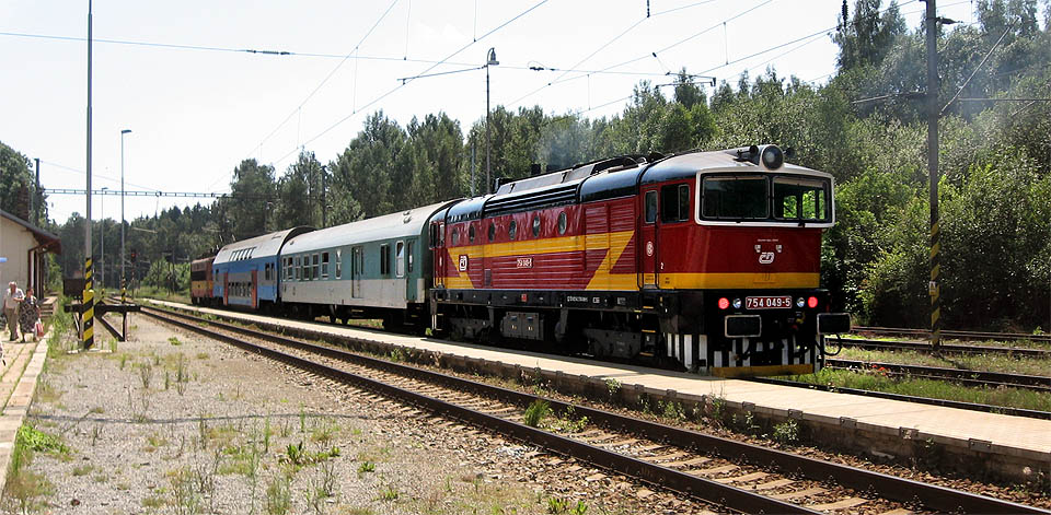 Netradičně řazený osobní vlak odjíždí ze stanice Šlapanov do Jihlavy v období napěťové výluky v červenci roku 2009.