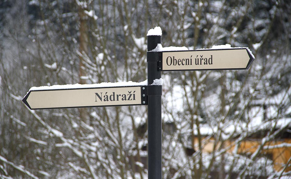 Nádraží se nachází na katastru sousedního města <a href=/Tema/Nov%C3%A1%20Role>Nová Role</a>.