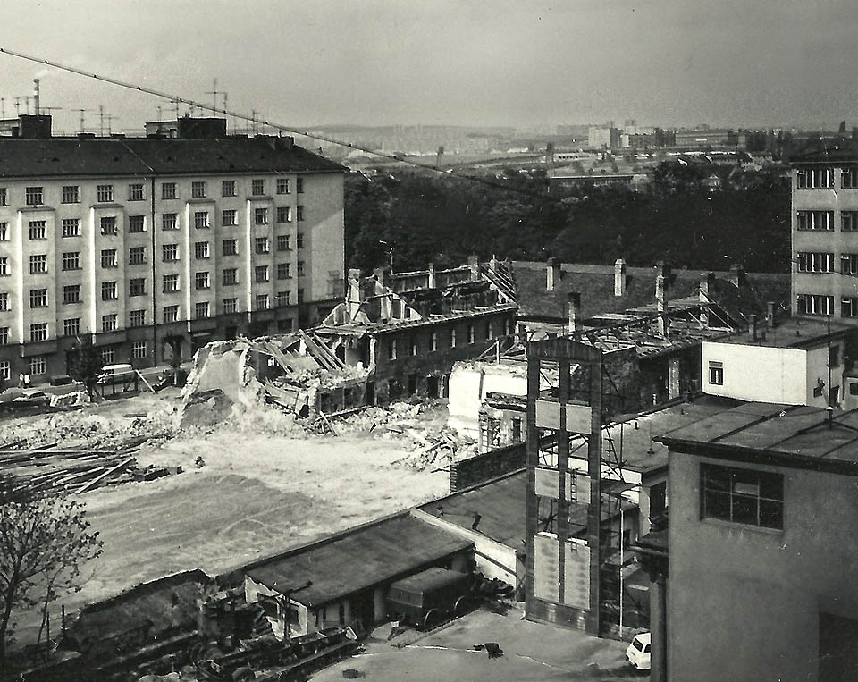 Bourání robotárny v roce 1972.