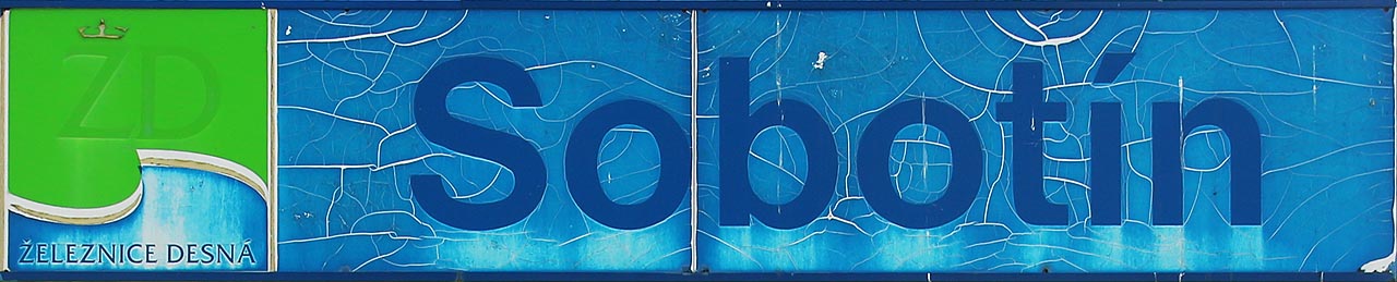 V roce 2025 se na ceduli při vjezdu do stanice Sobotín stále skvělo logo Železnice Desné.