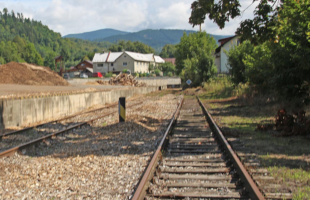 Při focení absolutního konce krátké dráhy z Petrova do Sobotína se mně zřejmě dojetím roztřásla ruka.