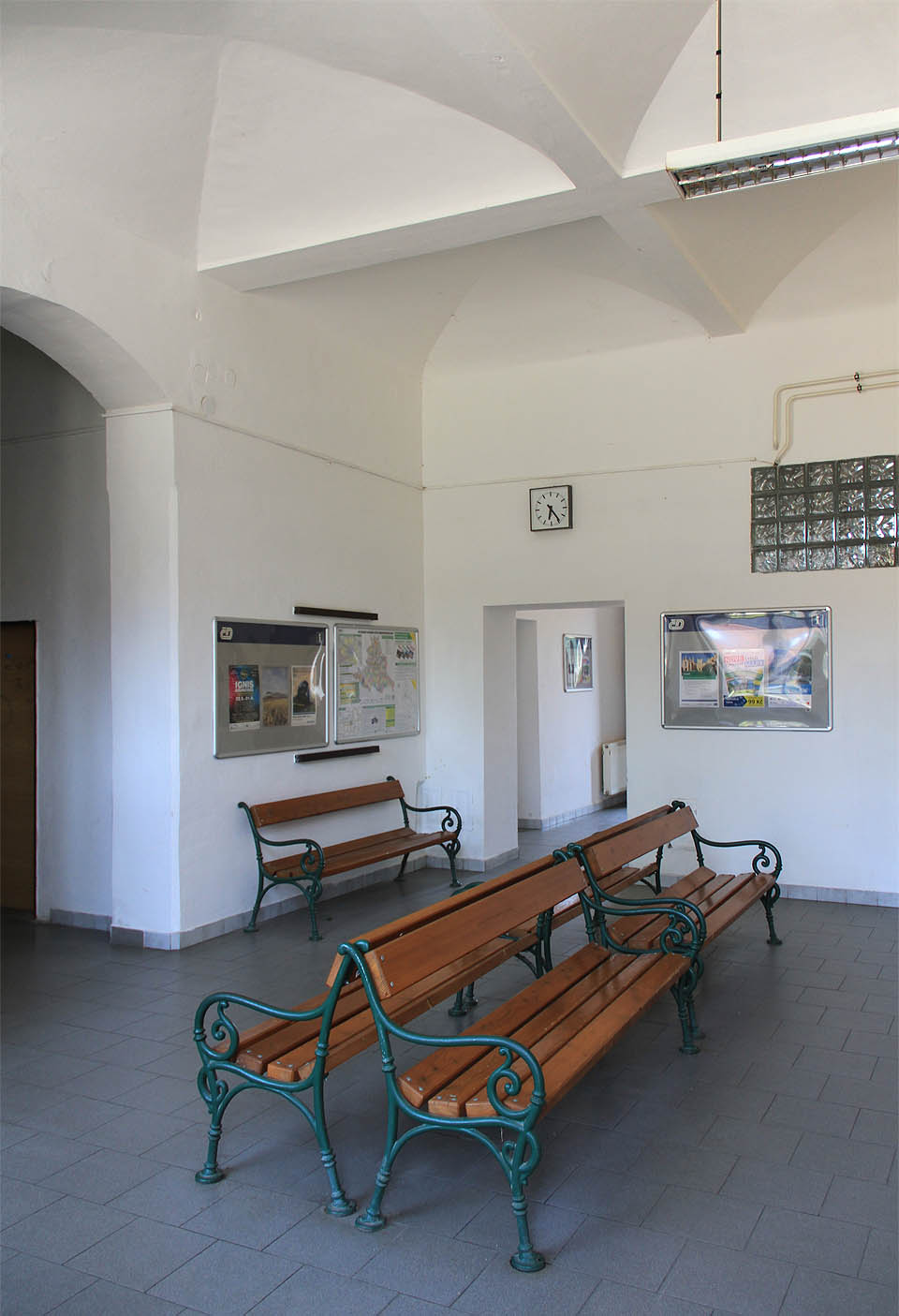 Příjemně upravená čekárna stanice Sokolice-Telnice na počátku června roku 2015.