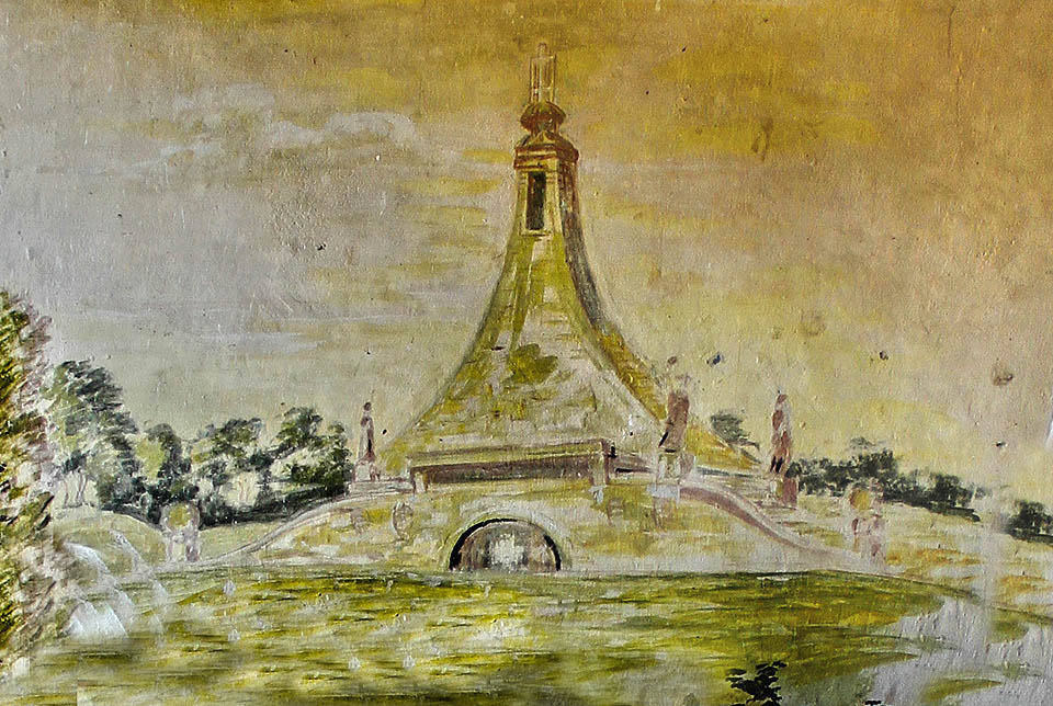 Nástěnná malba Mohyly míru na zdi v čekárně je dílem neznámého umělce a současně místním unikátem, který přežil i rekonstrukci budovy a novou výmalbu.