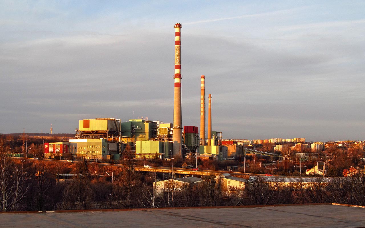 Spalovna Brno při západu slunce ve směru od Slatiny. Rekonstruované části ještě svítí novotou. V pozadí bývalý komín Zetoru s přetřeným názvem podniku.