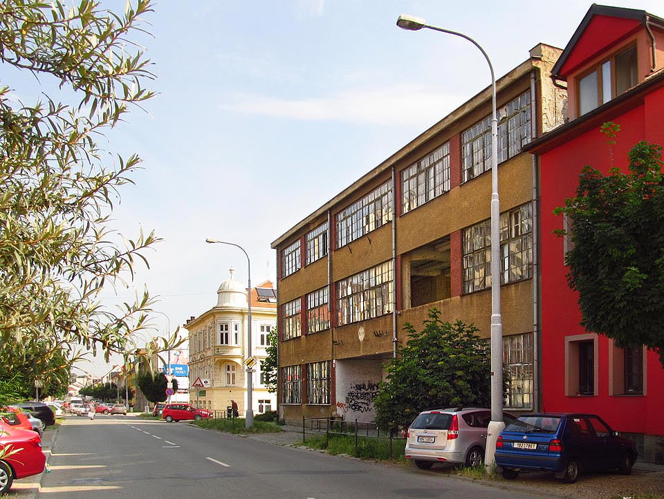 Pohled z jihu z ulice Staňkovy, měnící se právě na Poděbradovu.