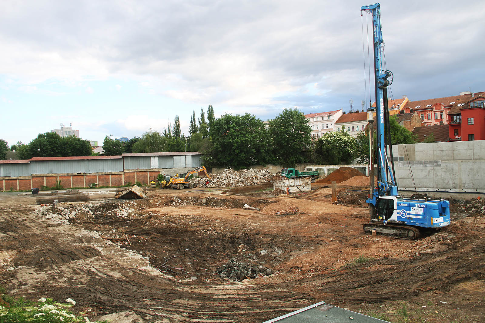 Tak vypadal areál továrny na nábytek Karla Slavíčka, později Sdružených Uměleckoprůmyslových závodů a nakonec Tusculum v květnu roku 2018. Pouhé trosky historických částí továrny hledí na novou bytovou výstavbu.