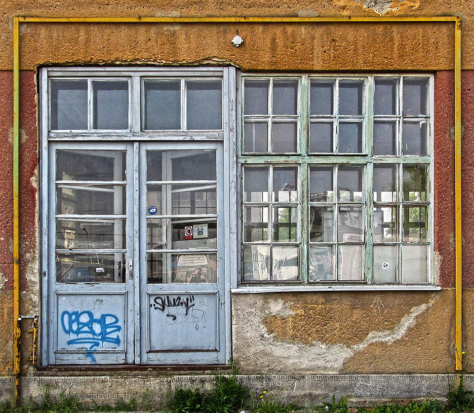 Je cosi jemného a procítěného v naší duši, ve spojení s drobnou krásou poctivě vyrobených a omšelých zákoutí, co nenávratně ztrácíme s každou zbouranou továrnou.