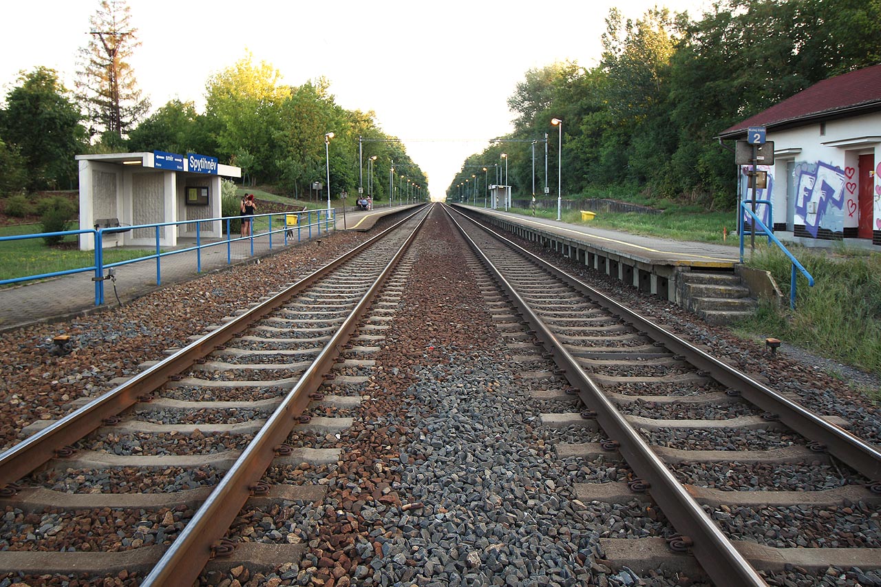 Pohled na zastávku Spytihněv od severovýchodu k jihozápadu, vpodvečer posledního červencového dne roku 2018. Pohled na zastávku Spytihněv od severovýchodu k jihozápadu, vpodvečer posledního červencového dne roku 2018.